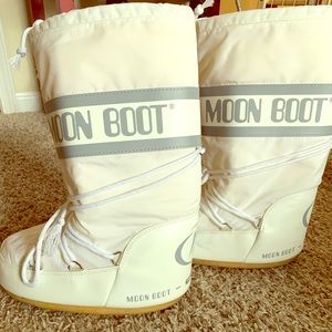 Moon boots, fits size 6.5-7 US